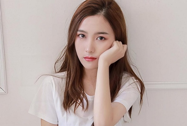 女生在温馨房间里进行陪伴聊天直播